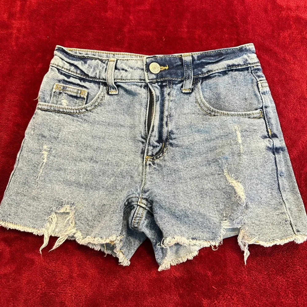Justice Girls Distressed Denim Shorts Light Wash Frayed Hem Size 8 605830‎